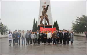 财经贸易系组织学生祭奠革命先烈