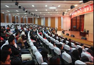 学院党委副书记胡昌荣副教授为财经贸易系师生宣讲十九大精神