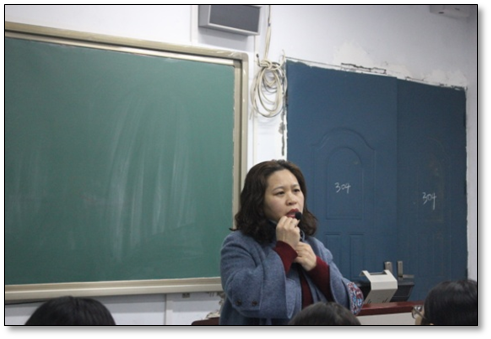 财经贸易系主任唐继碧为第22期入党积极分子上党课